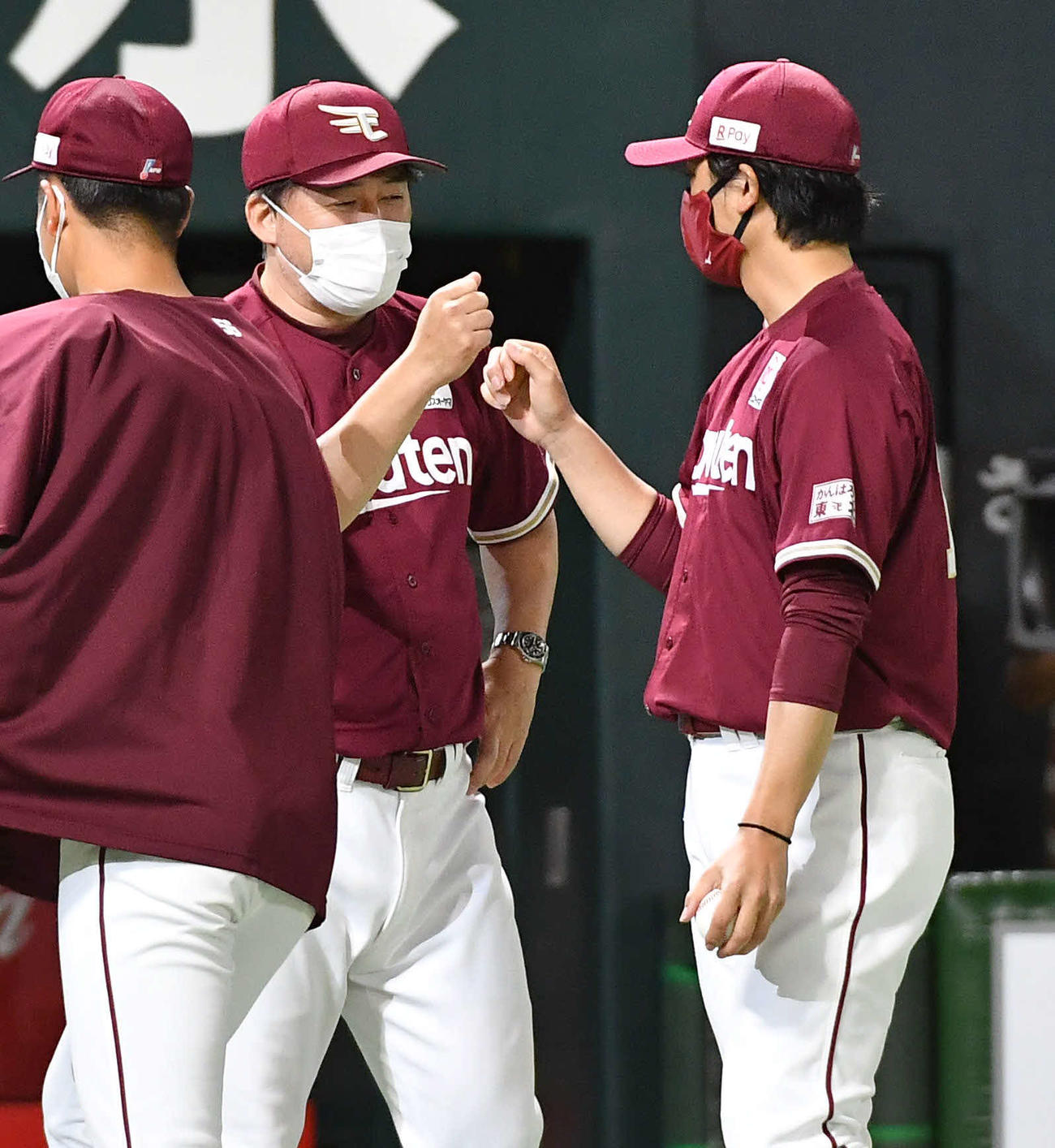 ソフトバンク対楽天　今季4勝目を挙げた涌井（右）とタッチを交わす石井監督（撮影・岩下翔太）