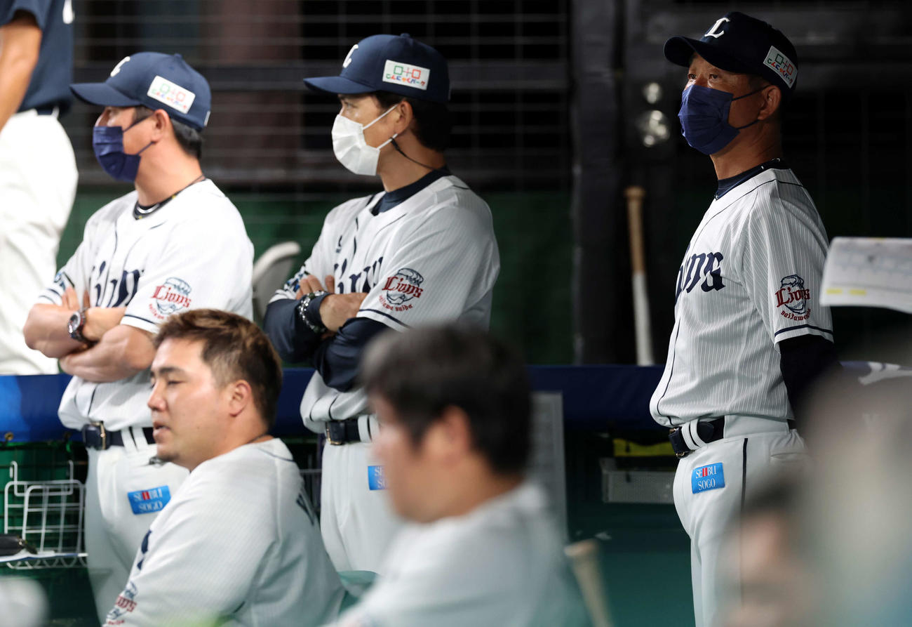 西武対オリックス　8回裏西武1死満塁、山川（左）が二塁飛に倒れ、厳しい表情の辻監督（右）（撮影・浅見桂子）