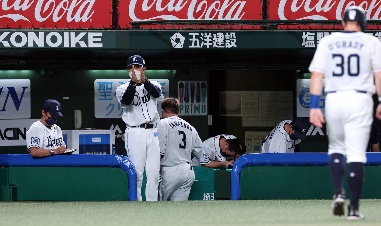 西武対オリックス　完封負けし、がっくり背中を向ける山川（中央）。手前は拍手する松井ヘッドコーチ（撮影・浅見桂子）