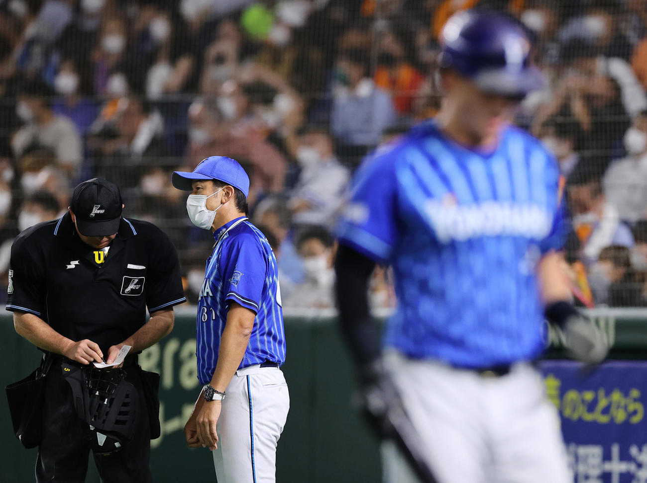 巨人対DeNA 8回表DeNA2死三塁、代打オースティン（手前）が空振り三振に倒れ投手交代を告げる三浦監督（中央）（撮影・垰建太）