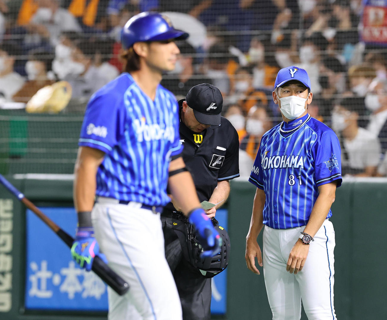 巨人対DeNA 7回表DeNA2死、大田泰示（手前）が空振り三振に倒れ投手交代を告げる三浦監督（撮影・垰建太）