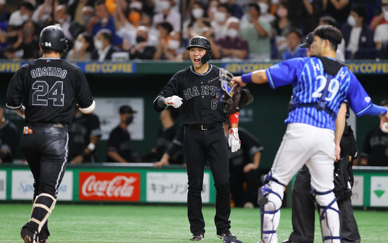 巨人対DeNA 4回裏巨人2死一、二塁、3点本塁打を放った大城（左）を雄たけびを上げながら出迎える坂本（中央）（撮影・垰建太）