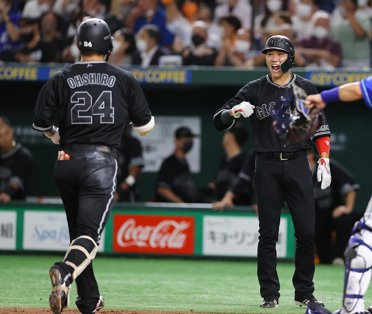 巨人対DeNA 4回裏巨人2死一、二塁、3点本塁打を放った大城（左）を雄たけびを上げながら出迎える坂本（撮影・垰建太）