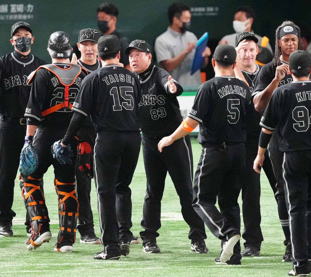 巨人対DeNA　試合後、巨人大勢（左から4人目）ら選手たちを出迎える原監督（撮影・江口和貴）