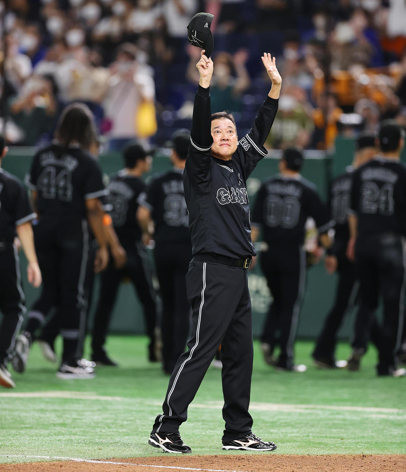 巨人対DeNA DeNAに勝利しスタンドに手を振る巨人原監督（撮影・垰建太）