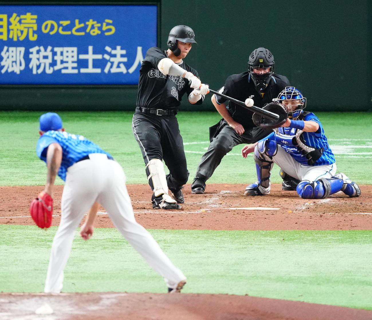 巨人対DeNA 4回裏巨人2死一、二塁、3点本塁打を放つ大城。投手ロメロ（撮影・江口和貴）