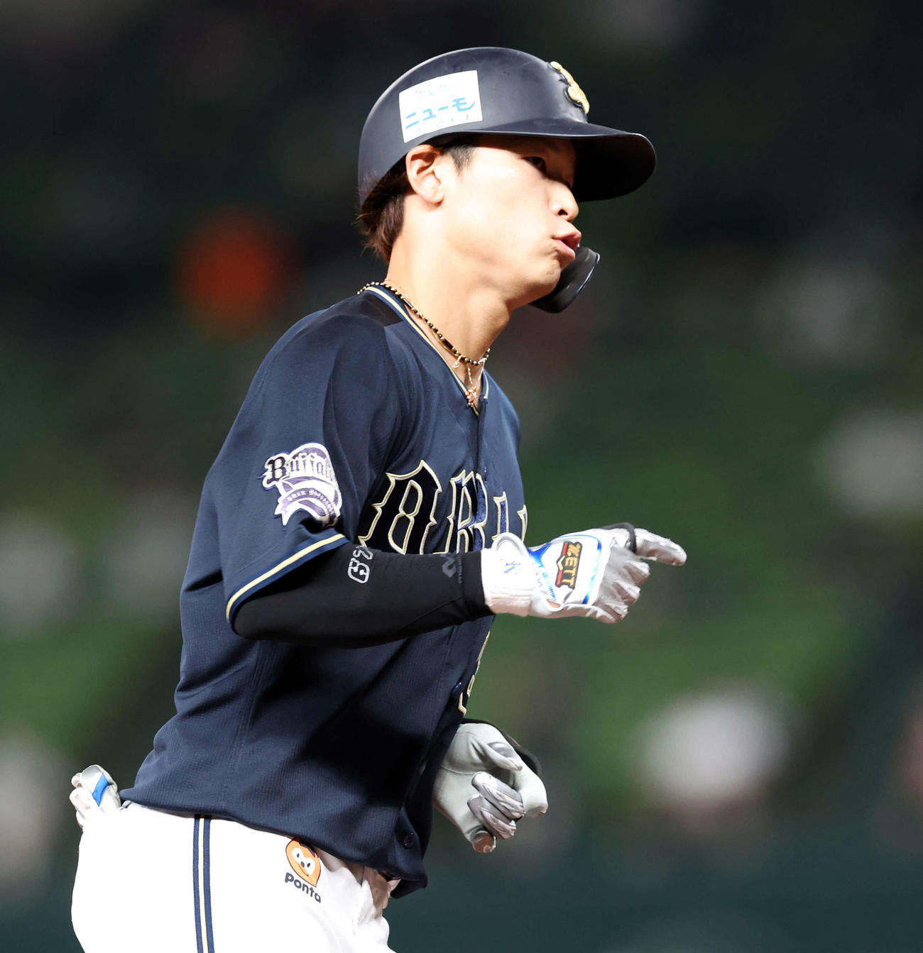 西武対オリックス　4回表オリックス無死、中川圭は中越え先制本塁打を放ち、三塁を回る（撮影・浅見桂子）