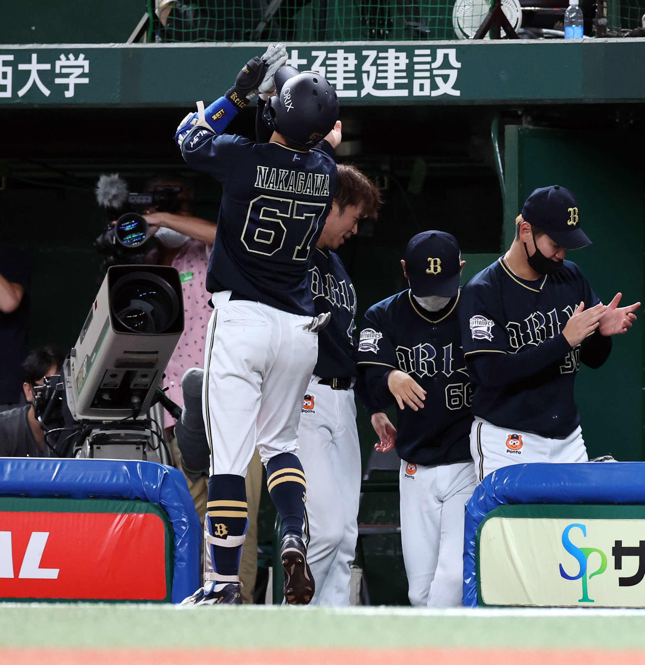 西武対オリックス　8回表オリックス2死、中川圭（手前）はソロ本塁打を放ち、天に手を合わせる（撮影・浅見桂子）