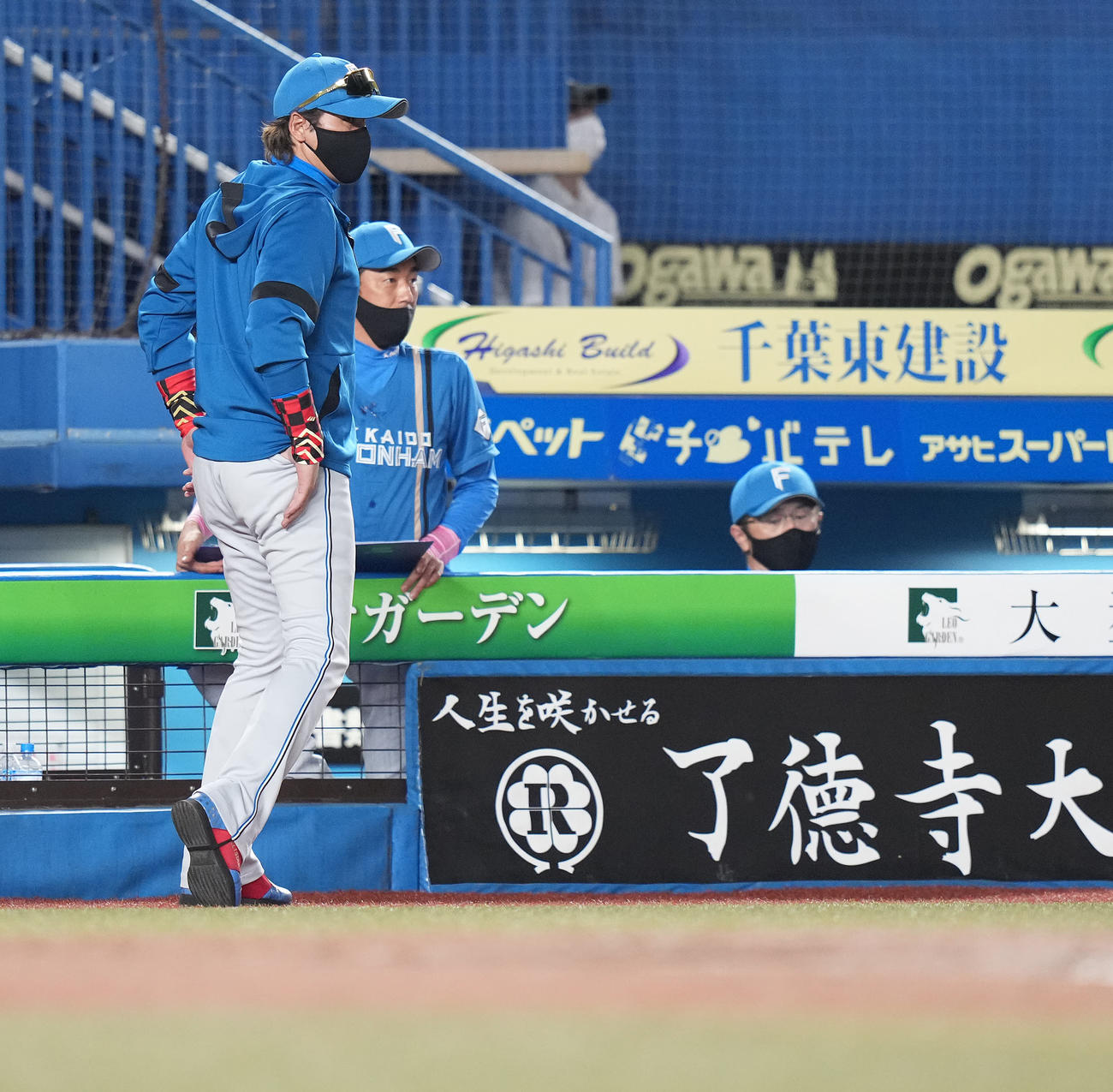 ロッテ対日本ハム　7回裏途中で北山の降板を告げ、ベンチへ戻る日本ハム新庄監督（撮影・鈴木みどり）