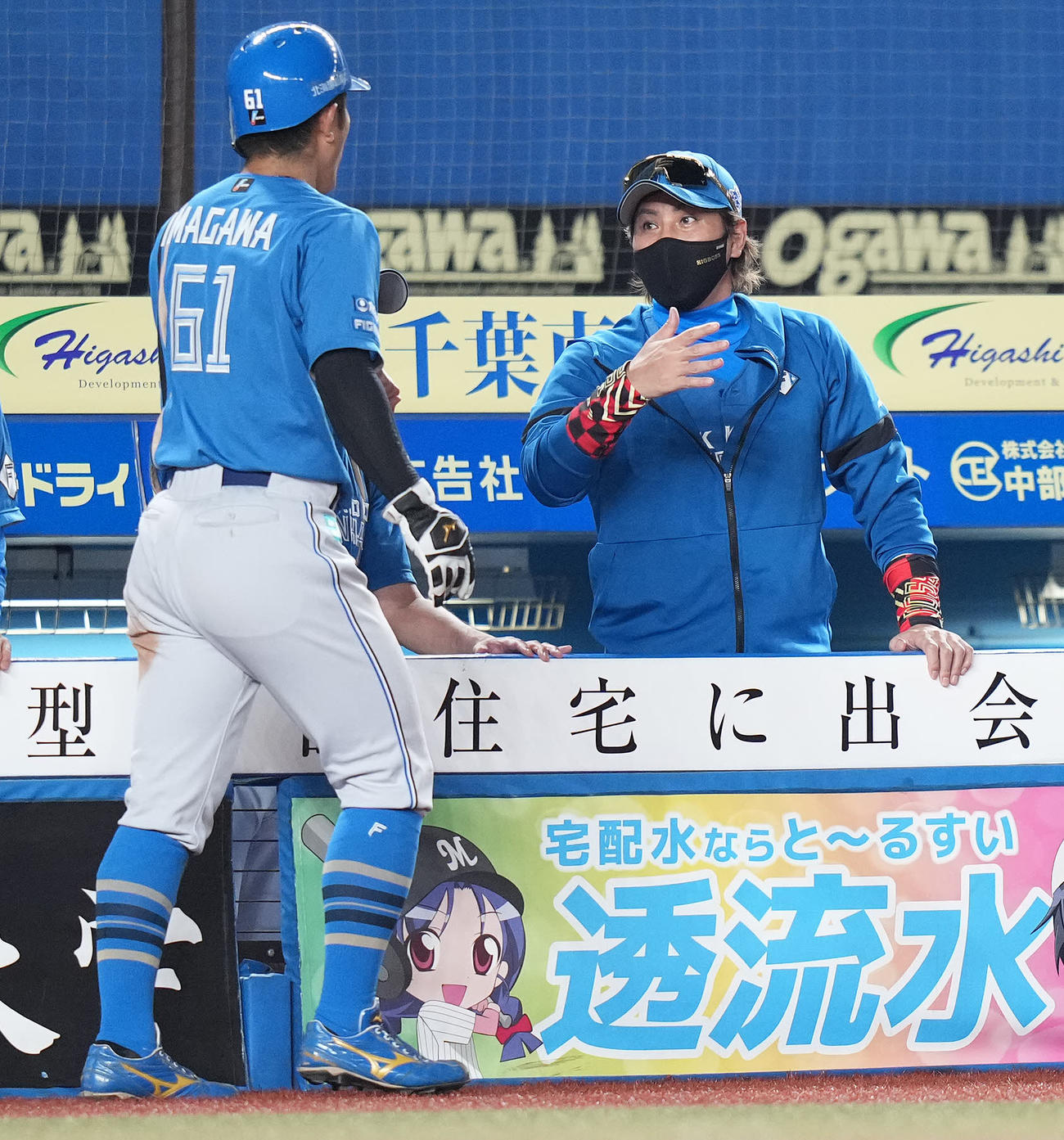 ロッテ対日本ハム　8回表日本ハム無死満塁、中島の二ゴロの間に生還した今川（左）を迎える新庄監督（撮影・鈴木みどり）
