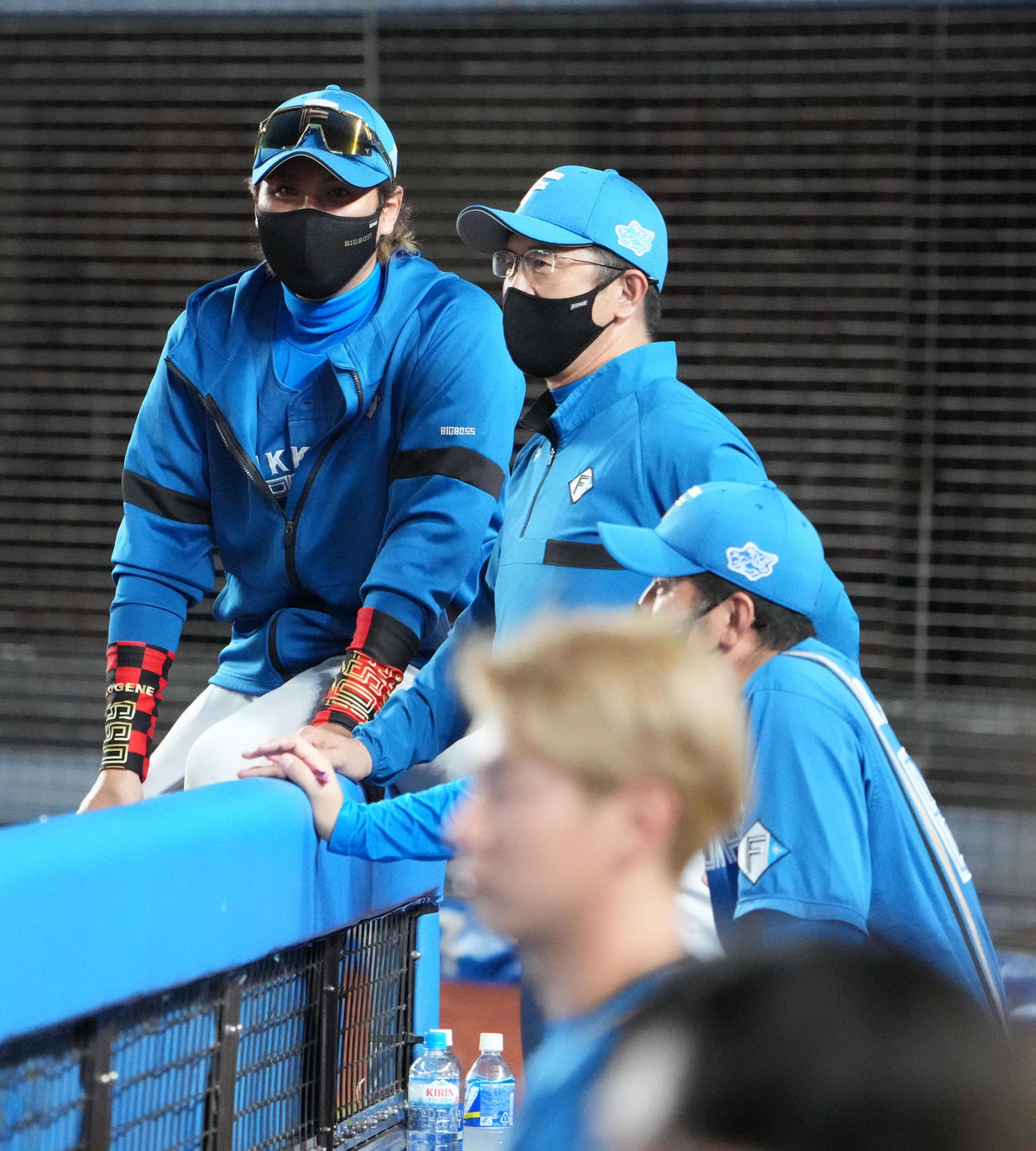 ロッテ対日本ハム　6回裏ロッテ、5回無安打無失点と好投を続けていた来日初先発のメネズの交代を告げ2番手で登板する吉田をベンチから見つめる日本ハム新庄監督（左）（撮影・小沢裕）