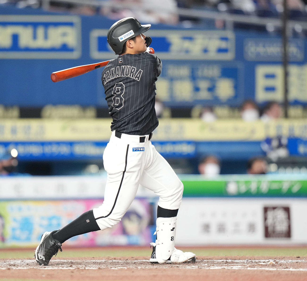 ロッテ対日本ハム　8回裏ロッテ1死一塁、左越え2点本塁打を放つ中村奨（撮影・鈴木みどり）