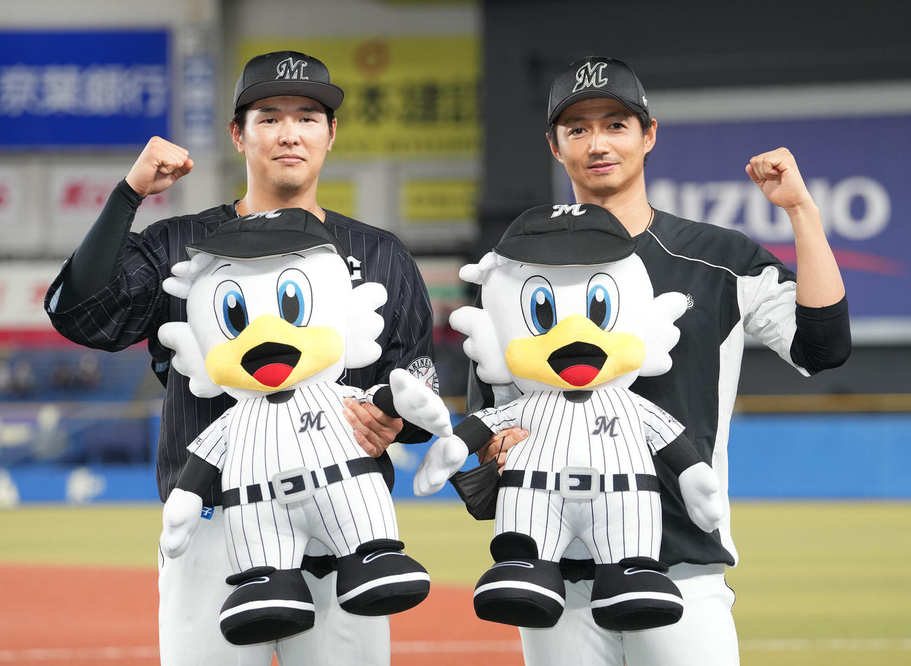 ロッテ対日本ハム　日本ハムに勝利し、ガッツポーズするロッテ中村奨（左）と唐川（撮影・鈴木みどり）