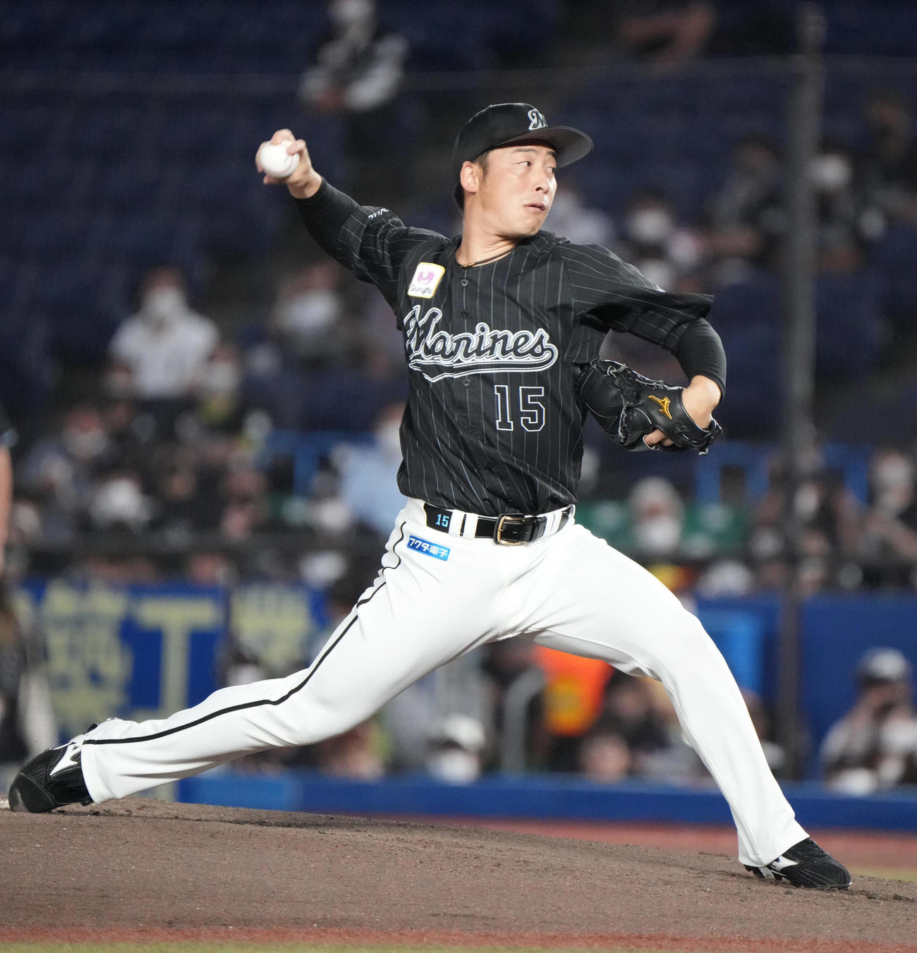 ロッテ対日本ハム　力投するロッテ先発の美馬（撮影・小沢裕）