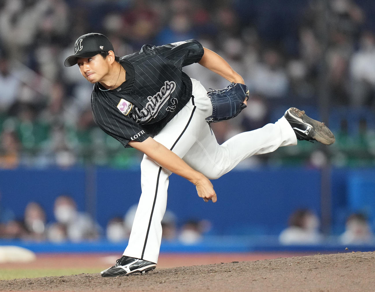 ロッテ対日本ハム　8回表途中から3番手で登板したロッテ唐川（撮影・鈴木みどり）