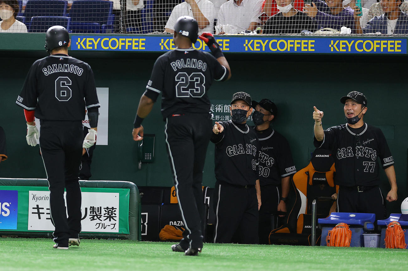 巨人対DeNA 4回裏巨人2死一、二塁、大城の3点本塁打で生還した坂本（左）、ポランコ（中央左）を目を見開き出迎える原監督（同右）（撮影・垰建太）