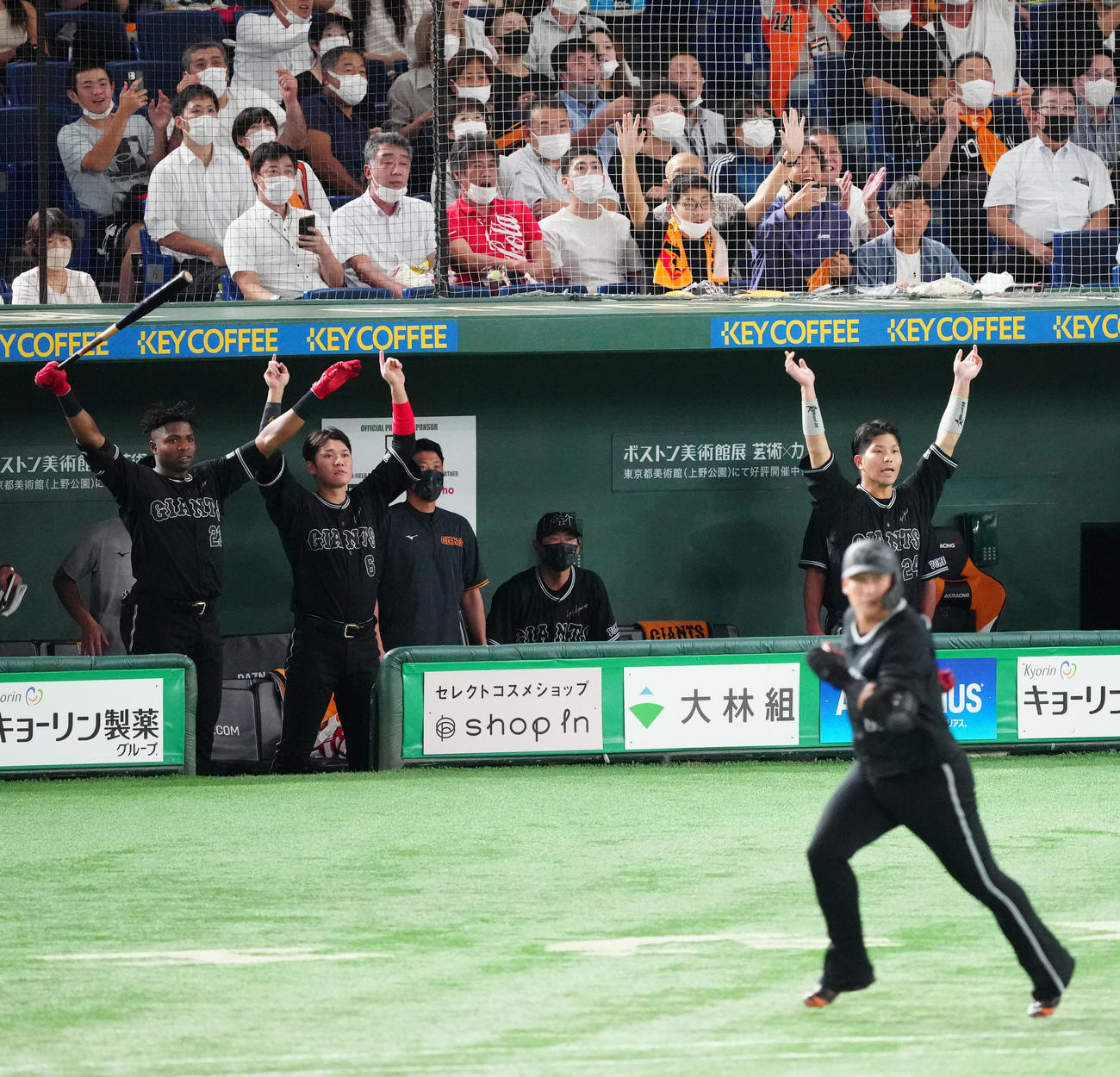 巨人対DeNA 5回裏巨人1死一、二塁、中田（手前）が逆転3点本塁打を放ち、歓喜する大城（右端）ら（撮影・江口和貴）