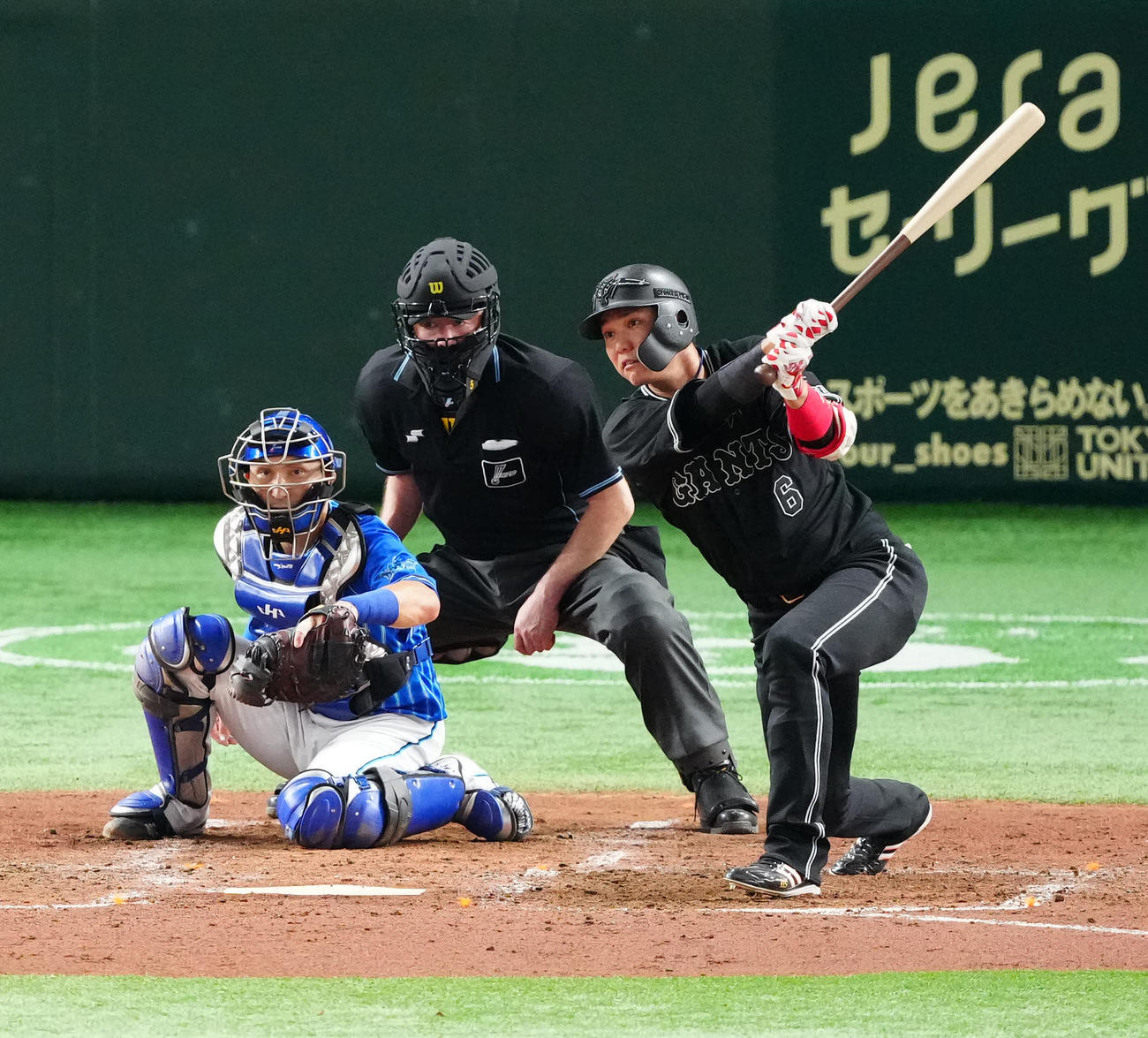 巨人対DeNA 4回裏巨人2死一塁、右前打を放つ坂本（撮影・江口和貴）