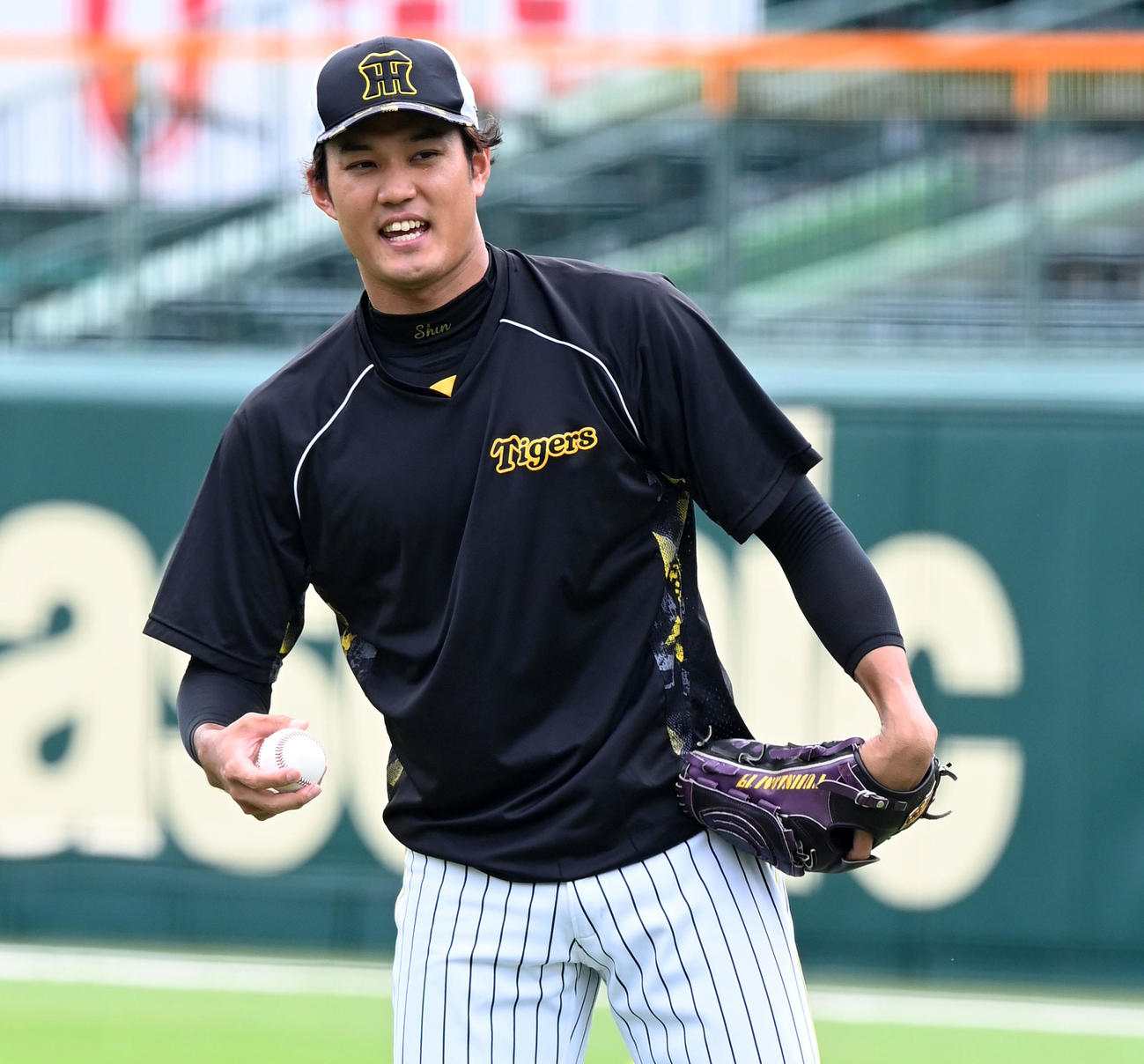 笑顔でキャッチボールを行う藤浪（撮影・前岡正明）