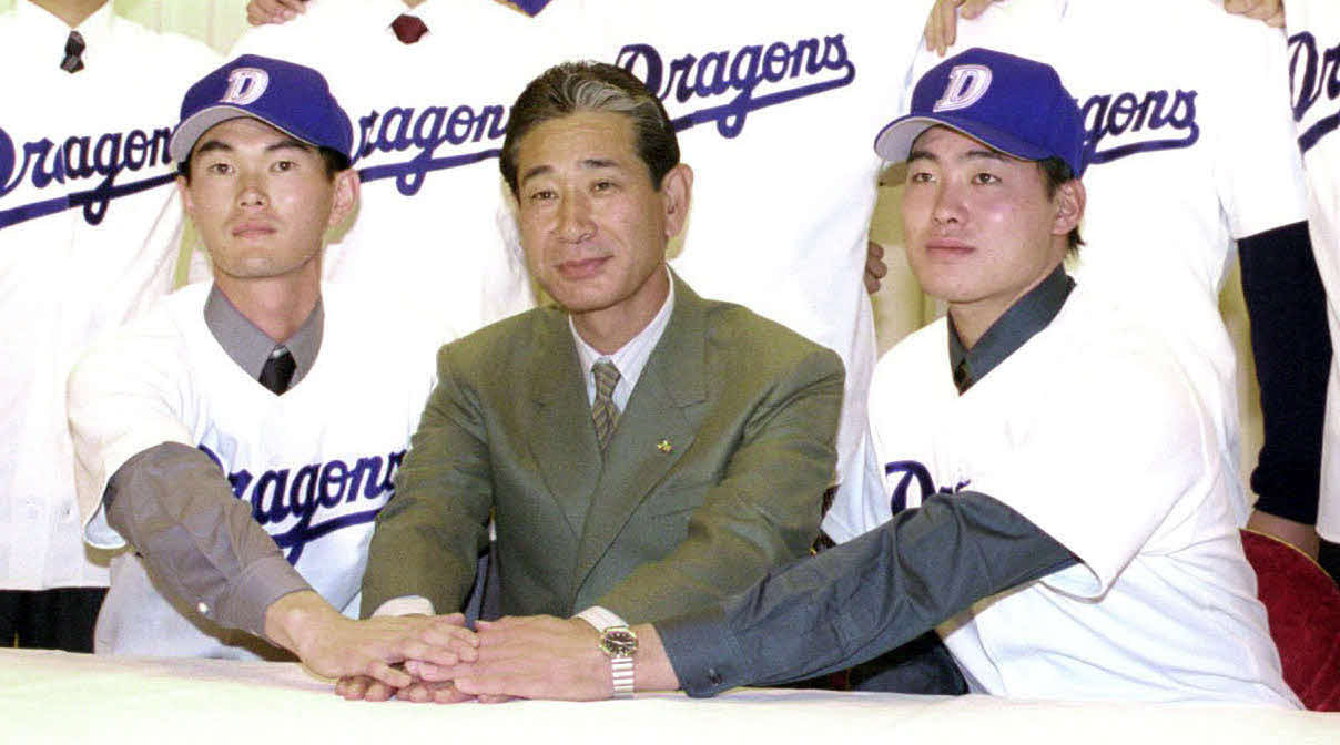 98年12月、中日の入団発表を行う右から福留、星野監督、岩瀬
