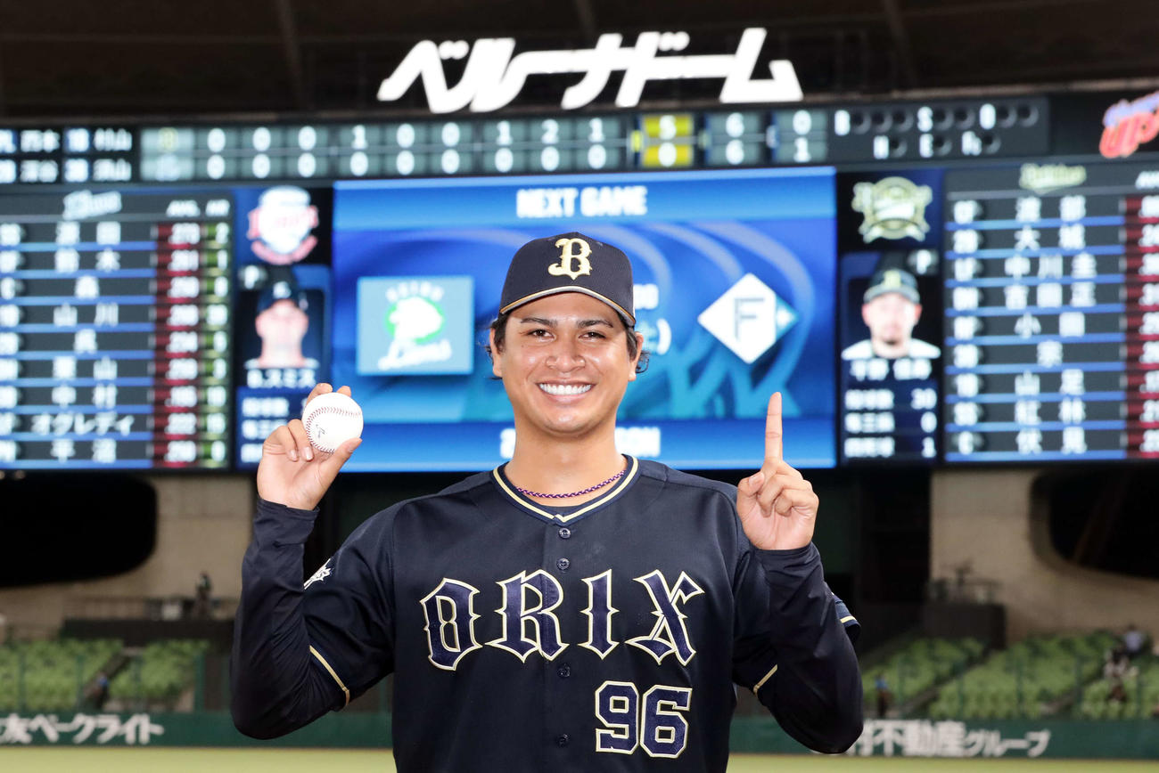 西武対オリックス　プロ初勝利のオリックス宇田川はウイニングボールを手に「1」のポーズ（撮影・浅見桂子）
