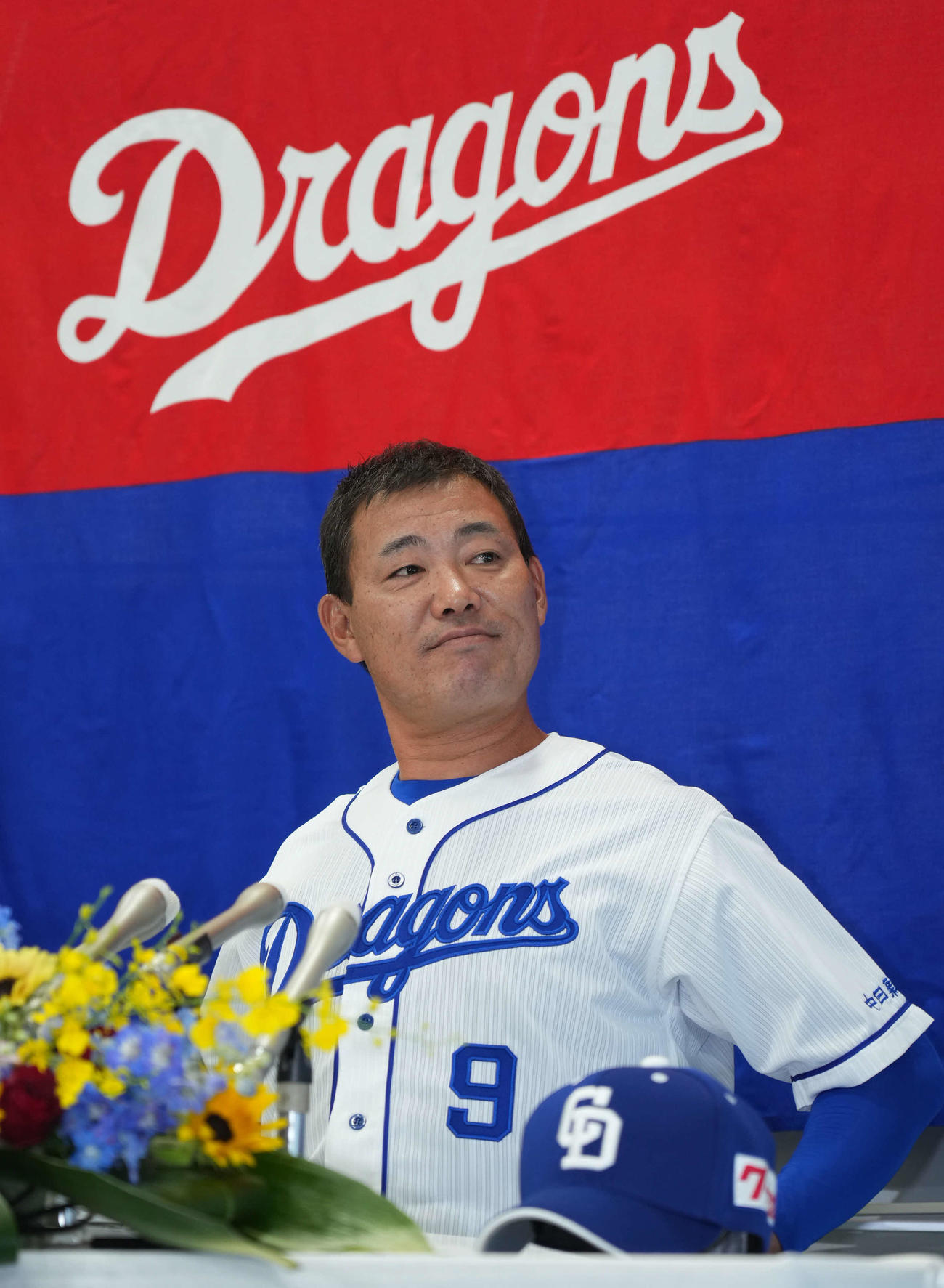 引退会見で現役生活を振り返る福留（撮影・森本幸一）