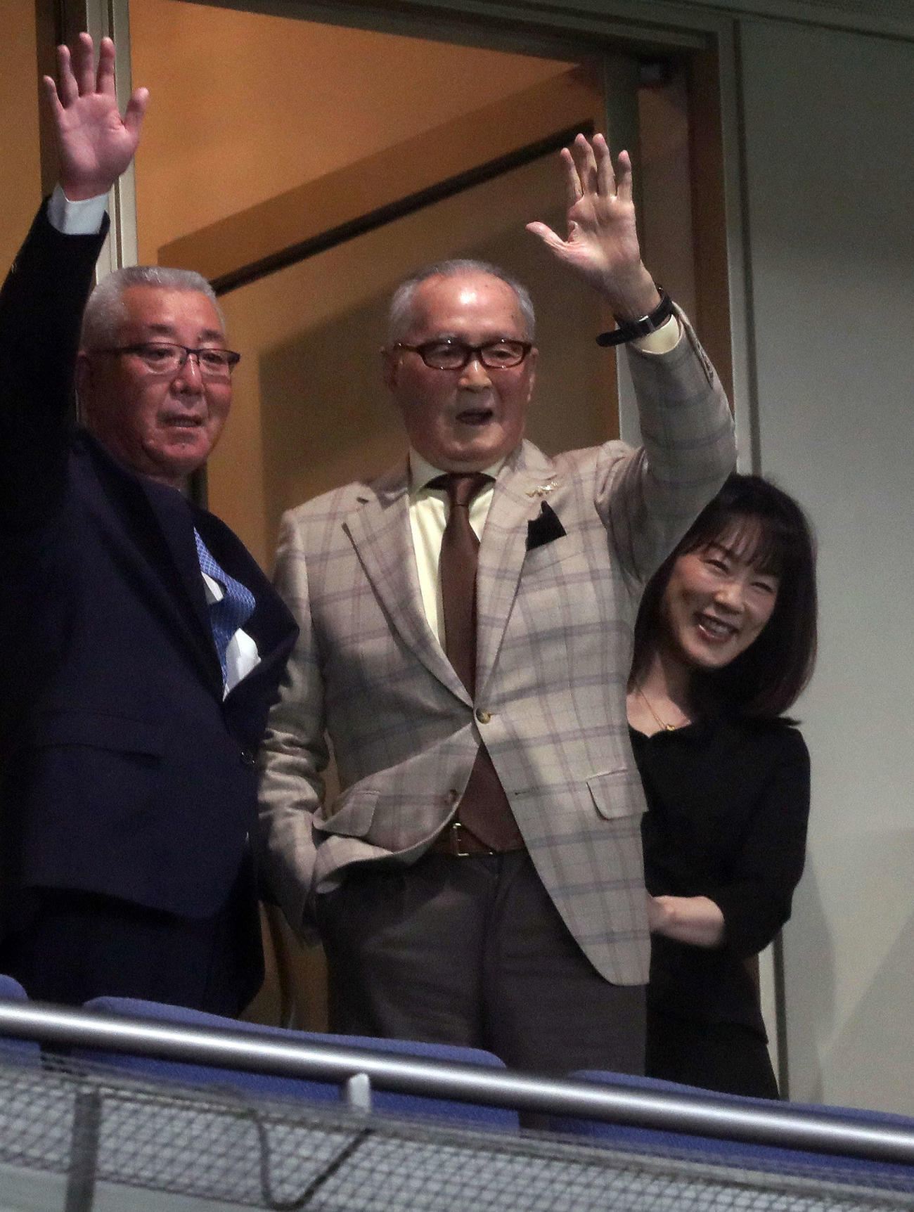 19年4月2日、試合前セレモニーで元気な姿を見せた長嶋終身名誉監督（中央）は笑顔で手を振る。右は長島三奈さん