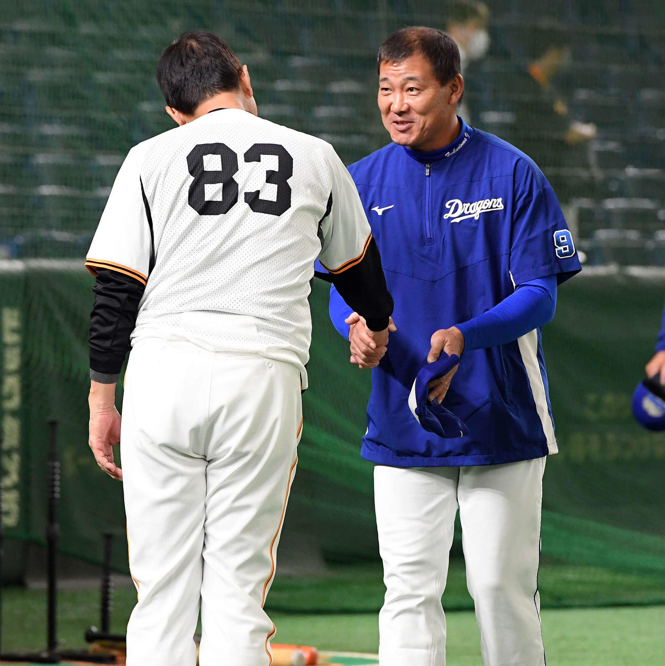 巨人対中日　今季で引退を表明した中日福留（右）は、巨人原監督にあいさつし握手を交わす（撮影・たえ見朱実）