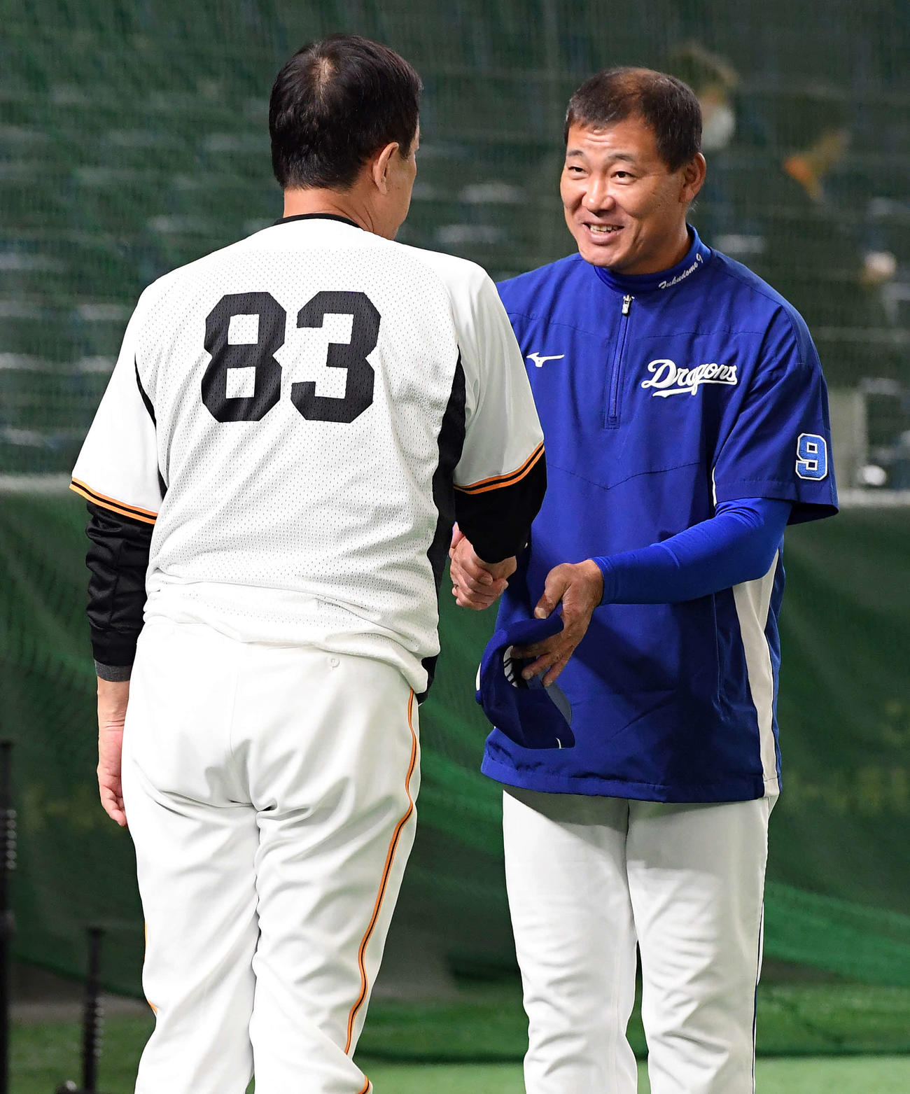 巨人対中日　今季で引退を表明した中日福留（右）は、巨人原監督にあいさつし握手を交わす（撮影・たえ見朱実）