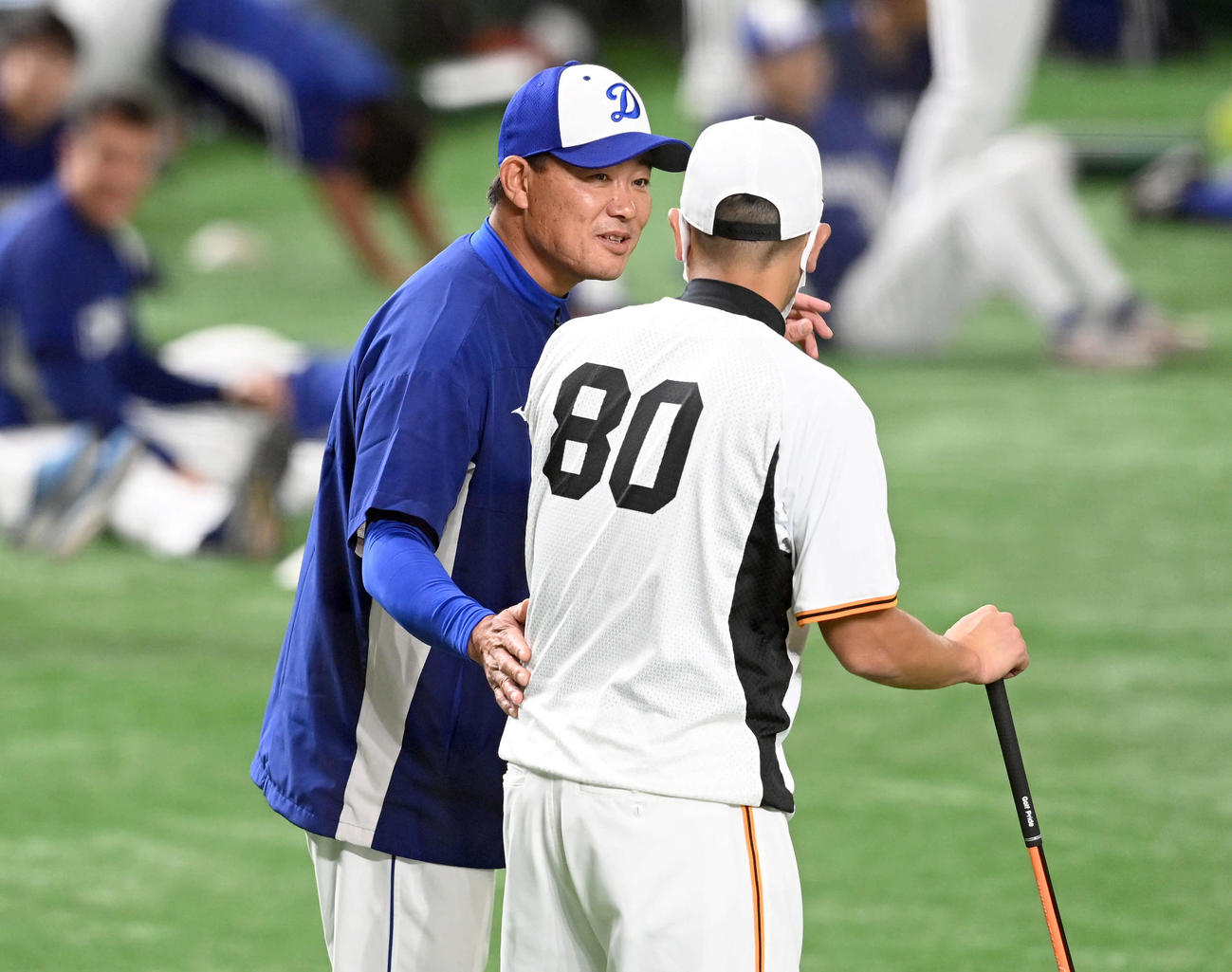 巨人対中日　巨人阿部作戦兼ディフェンスチーフコーチと話をする中日福留（撮影・たえ見朱実）