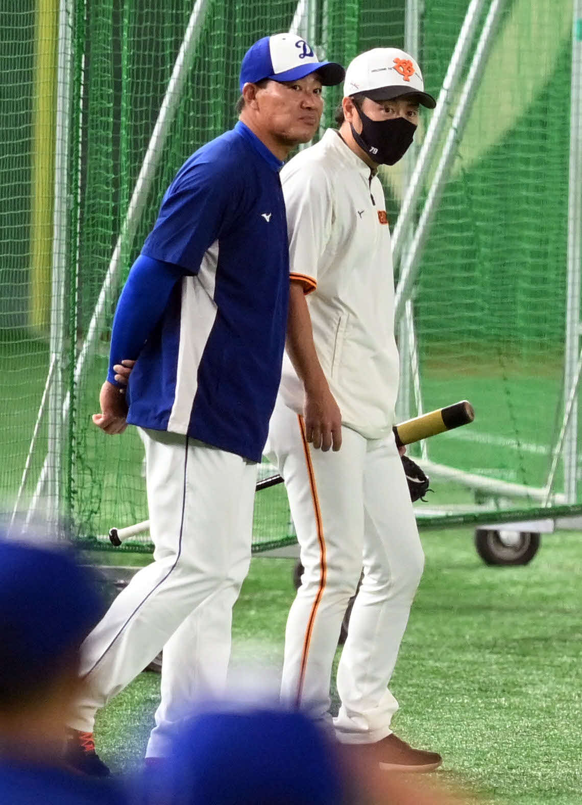 巨人対中日　巨人亀井外野守備走塁コーチ（右）と話をする中日福留（撮影・たえ見朱実）
