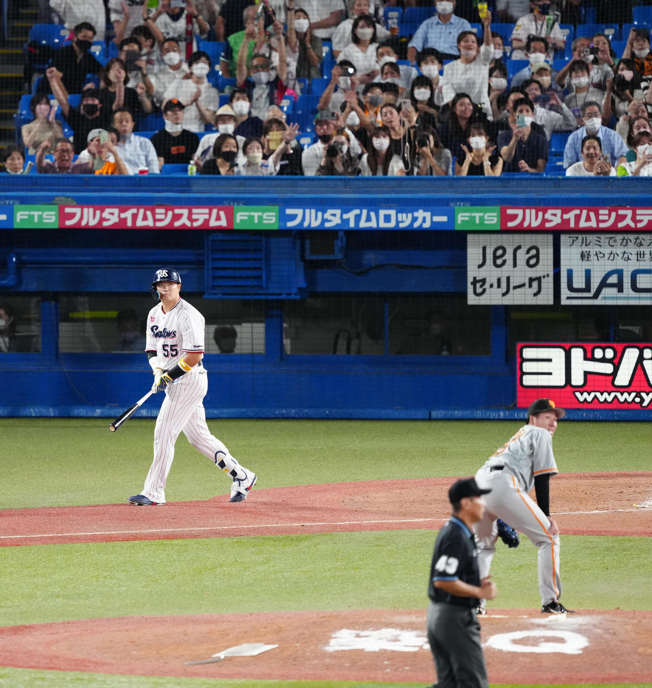 ヤクルト対巨人　9回裏ヤクルト2死一、二塁、左中間に55号となる3点本塁打を放つ村上。投手大勢（撮影・江口和貴）
