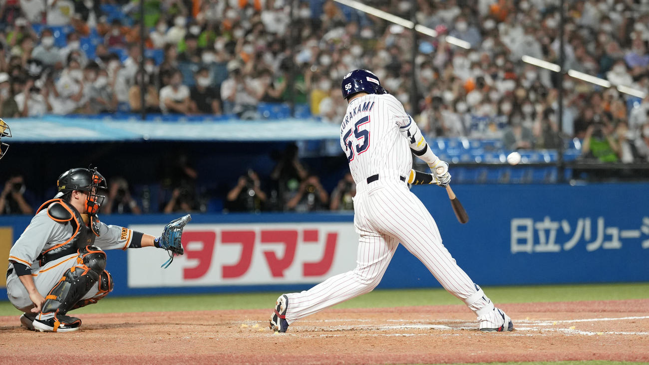 ヤクルト対巨人　9回裏ヤクルト2死一、二塁、55号となる左中間へ3点本塁打を放つ村上（撮影・鈴木みどり）