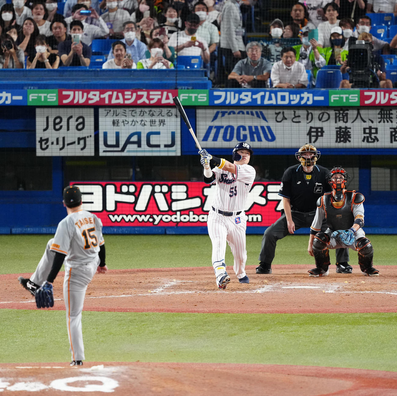 ヤクルト対巨人　9回裏ヤクルト2死一、二塁、左中間に55号となる3点本塁打を放つ村上。投手大勢（撮影・江口和貴）