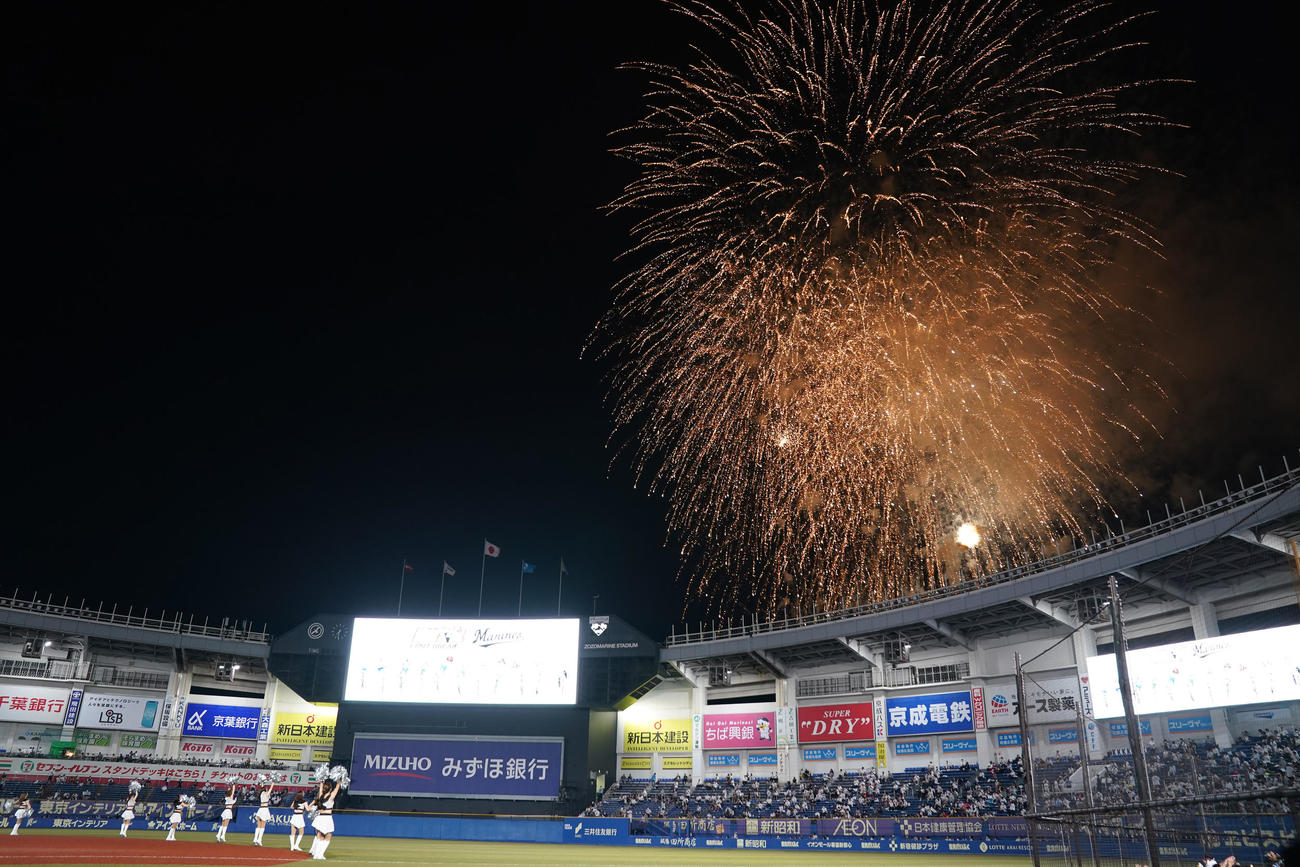 ロッテ対楽天　5回裏終了後、打ち上がる花火（2022年8月26日撮影）