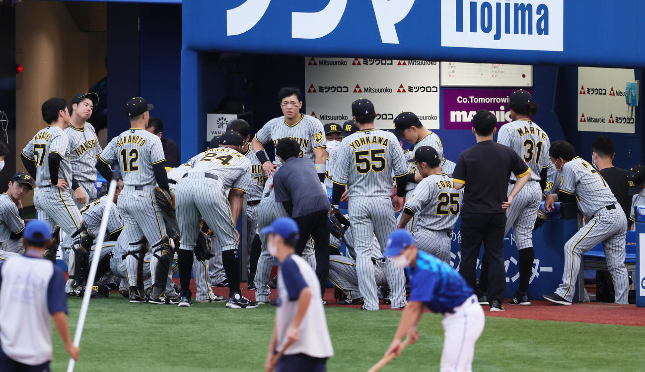 試合前の円陣の中央で声出しを行う阪神佐藤輝（撮影・足立雅史）