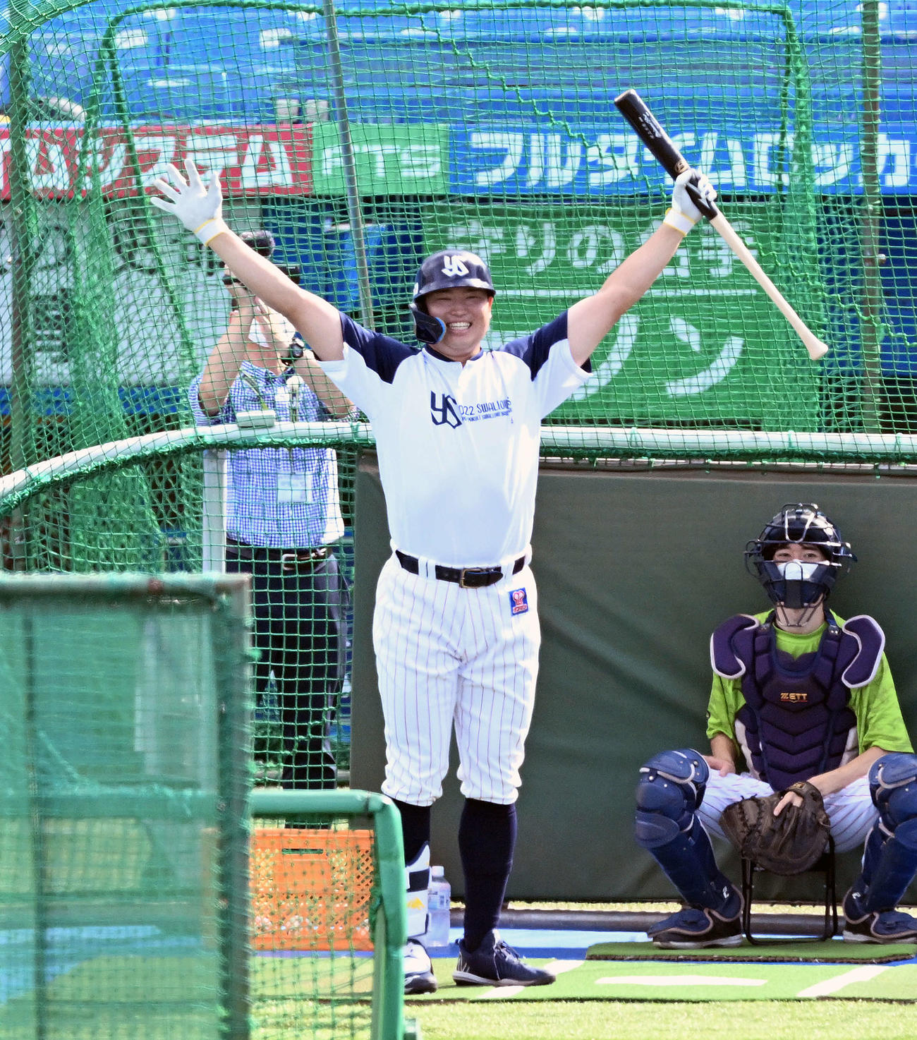 ヤクルト対広島　試合前練習でヤクルト村上は放った本塁打の打球をスタッフがキャッチし万歳する（撮影・滝沢徹郎）
