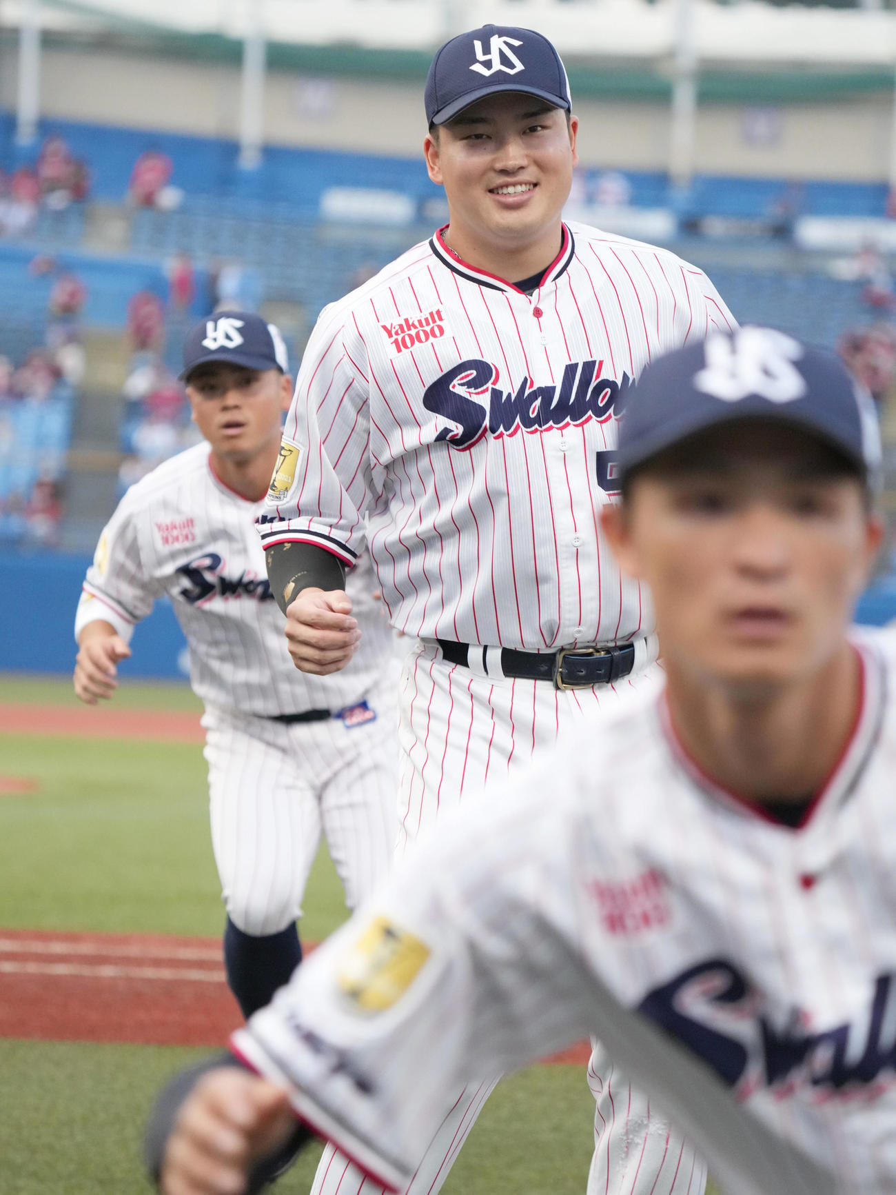 ヤクルト対広島　試合前の練習でウオーミングアップするヤクルト村上（撮影・小沢裕）