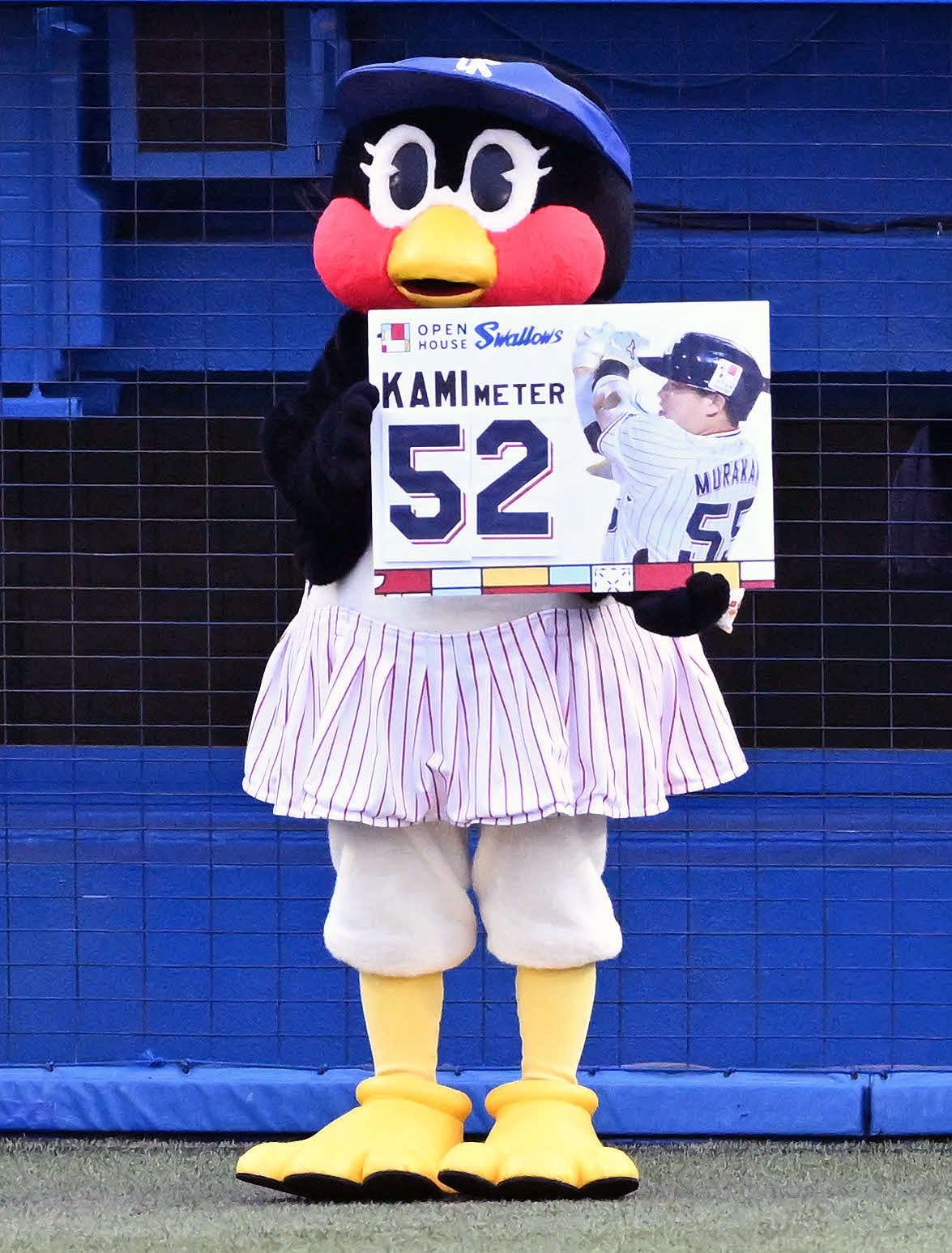 試合前にヤクルト村上の本塁打数52を表示する「カミメーター」を手にするつばみ（撮影・滝沢徹郎）