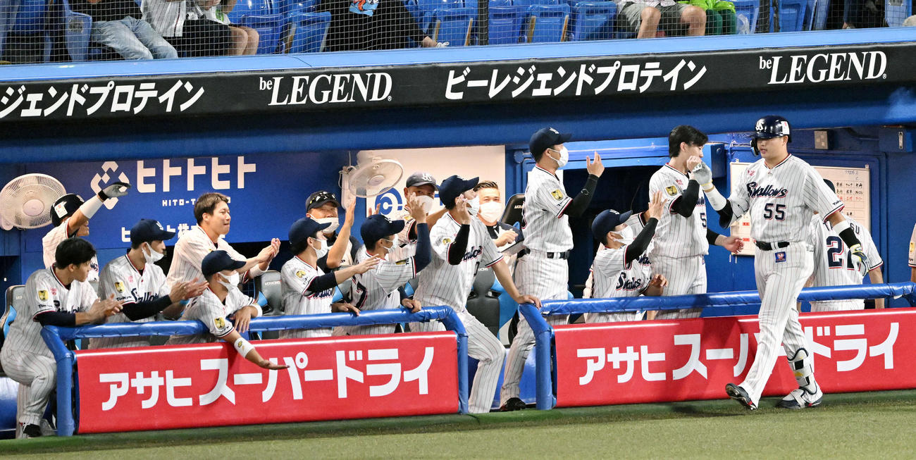 ヤクルト対広島　2回裏ヤクルト無死、ソロ本塁打を放った村上（右手前）はベンチ前でナインとタッチを交わす（撮影・滝沢徹郎）