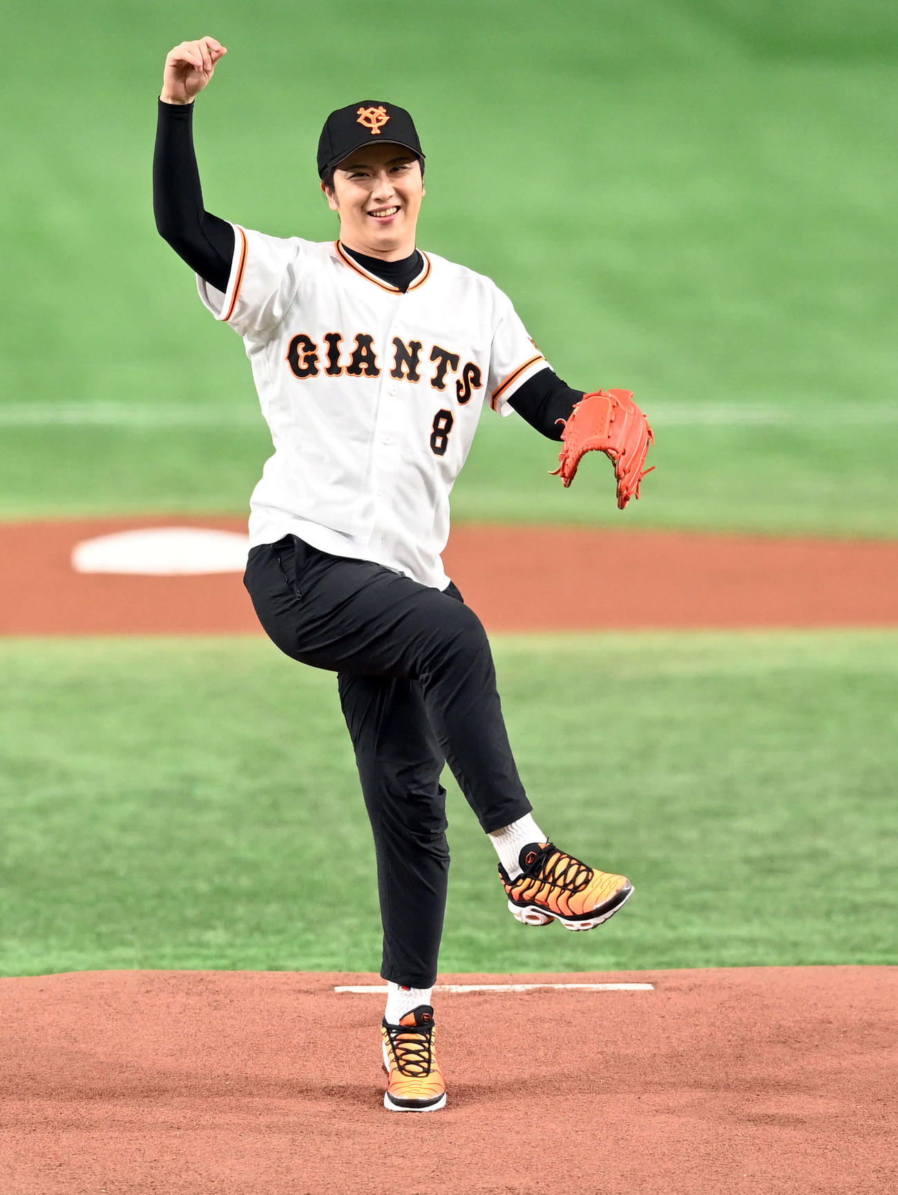 巨人対中日　始球式を務めた尾上松也（撮影・たえ見朱実）