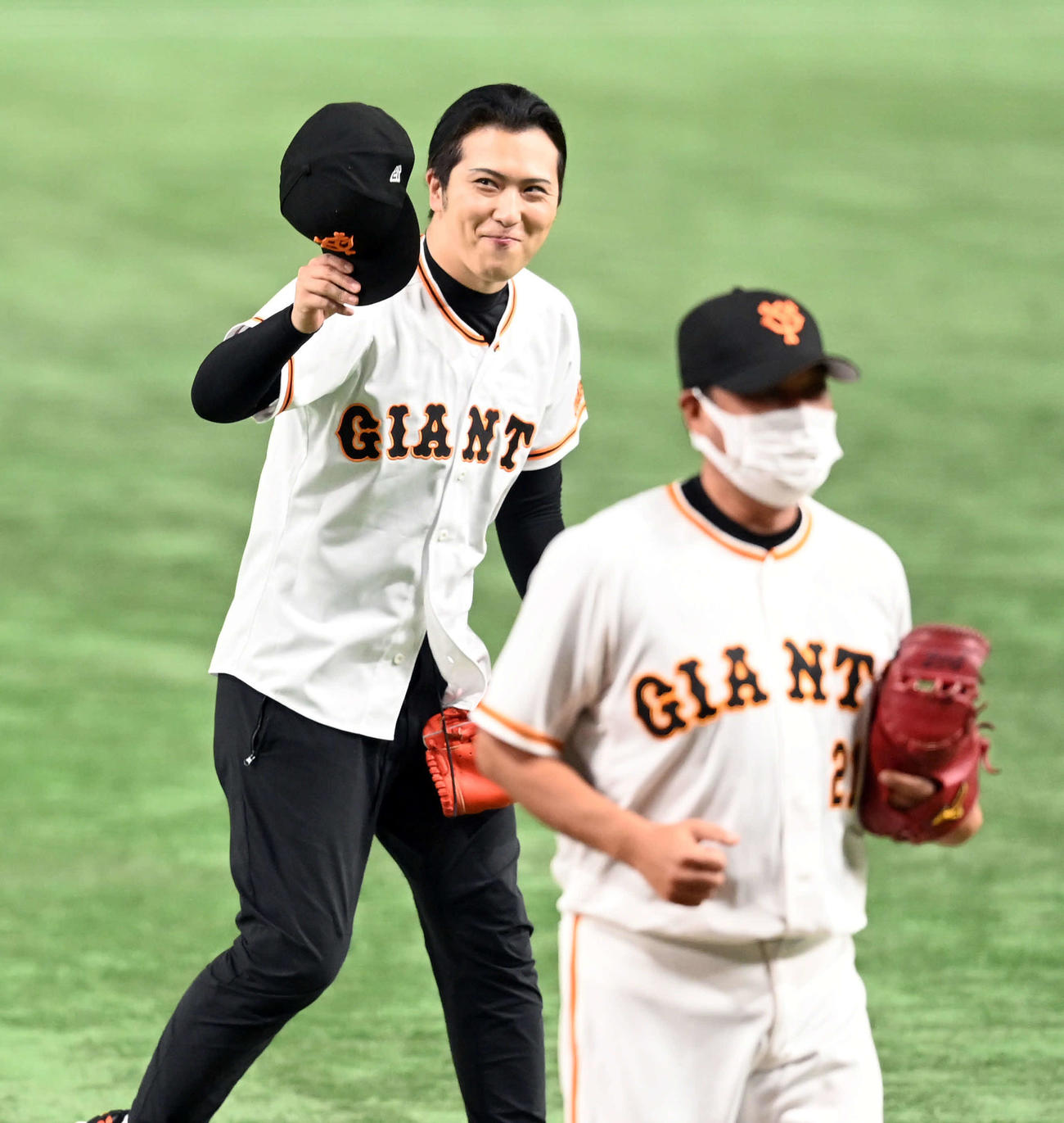 巨人対中日　始球式を務め笑顔を見せる尾上松也（撮影・たえ見朱実）