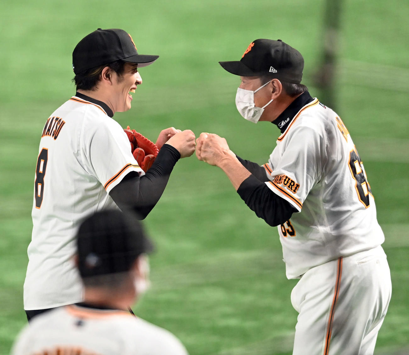 巨人対中日　始球式を務めた尾上松也（左）は巨人原監督と笑顔でグータッチ（撮影・たえ見朱実）