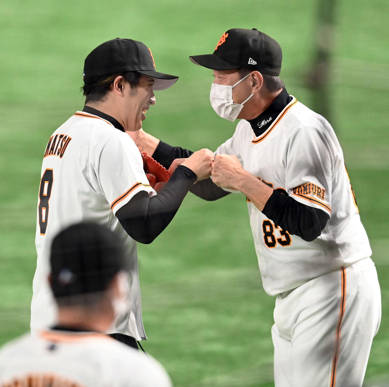 巨人対中日　始球式を務めた尾上松也（左）は巨人原辰徳監督と笑顔でグータッチ（撮影・たえ見朱実）