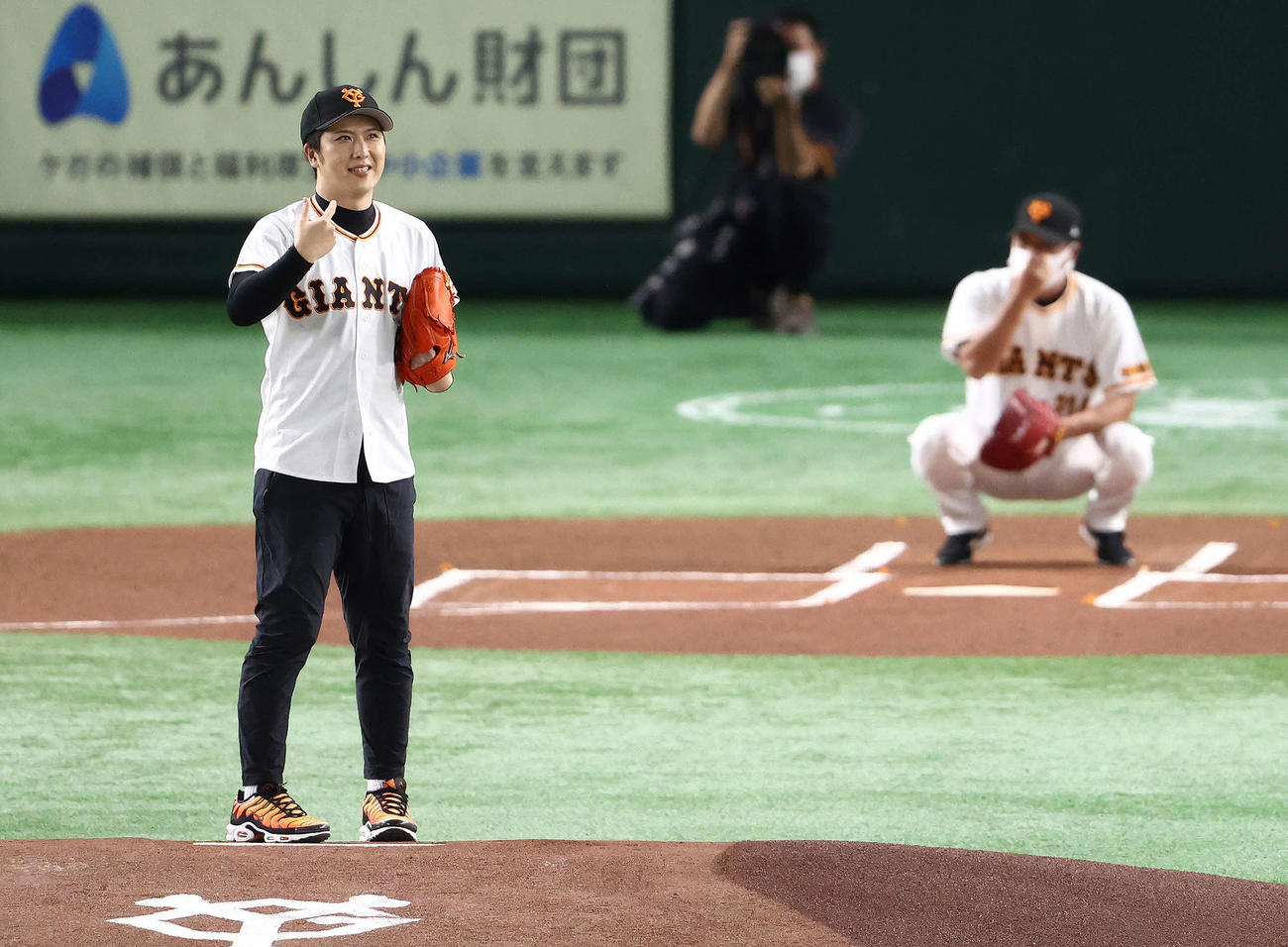 巨人対中日　試合開始前、始球式に臨む歌舞伎俳優の尾上松也（撮影・河田真司）