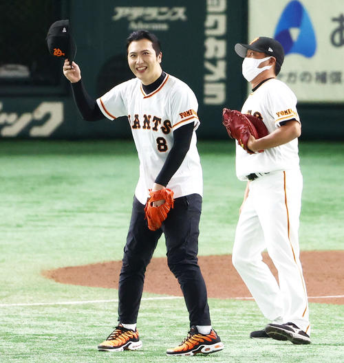 巨人】背番号「8」尾上松也「最高の瞬間」始球式で完璧なストライク