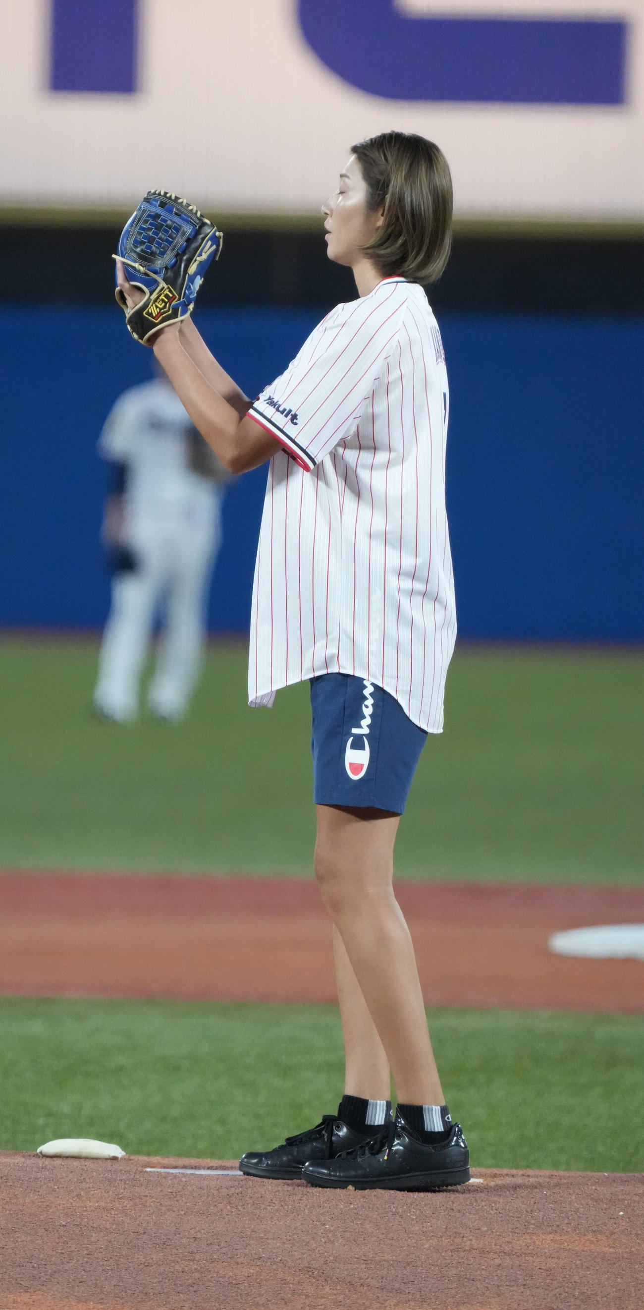 ヤクルト対広島の始球式に臨む狩野舞子（撮影・小沢裕）