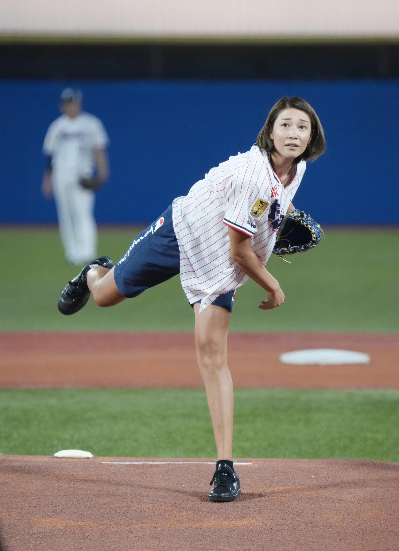 ヤクルト対広島の始球式に臨む狩野舞子（撮影・小沢裕）