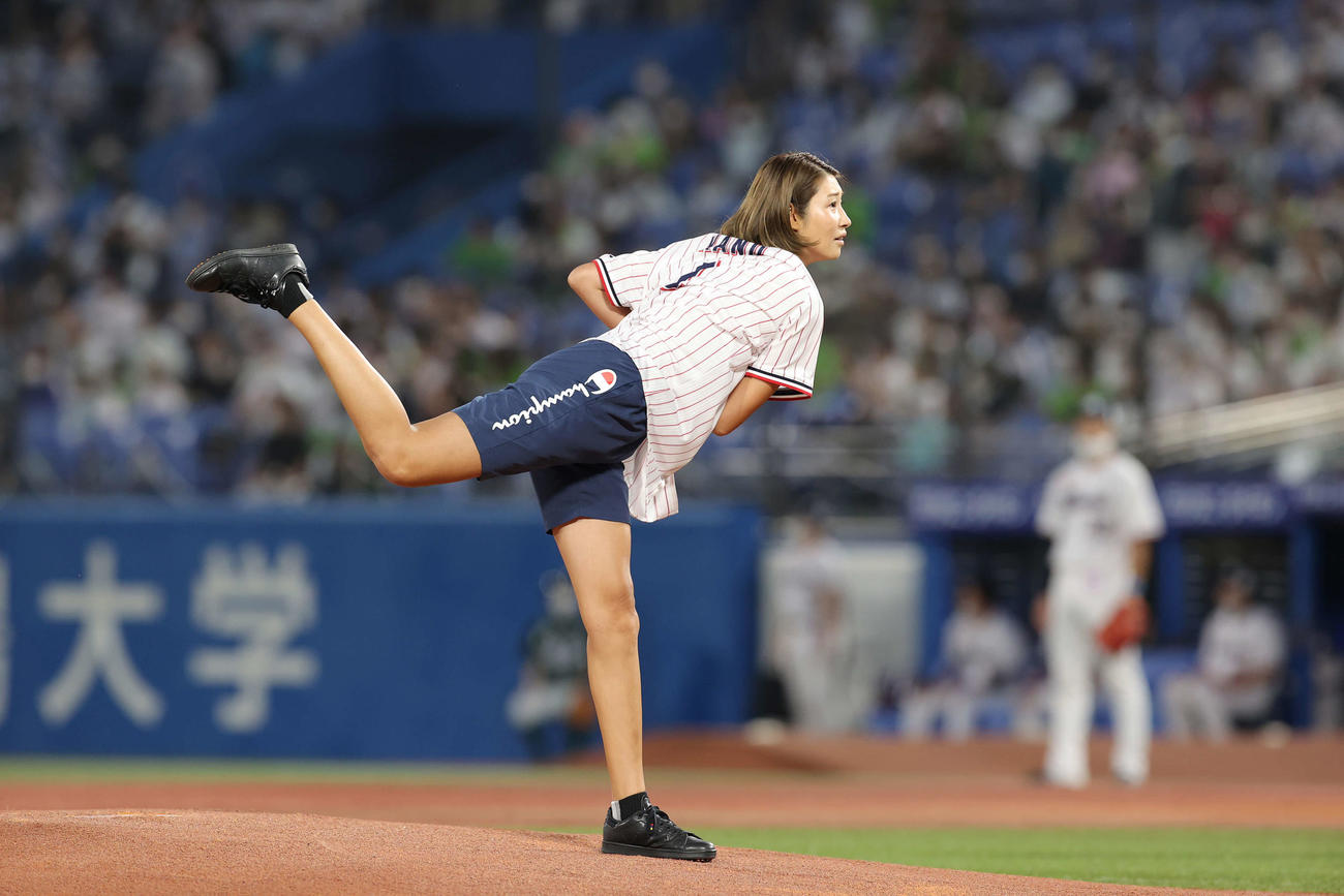 クルト対広島　始球式に臨む元バレーボール女子日本代表の狩野舞子さん（撮影・井上学）