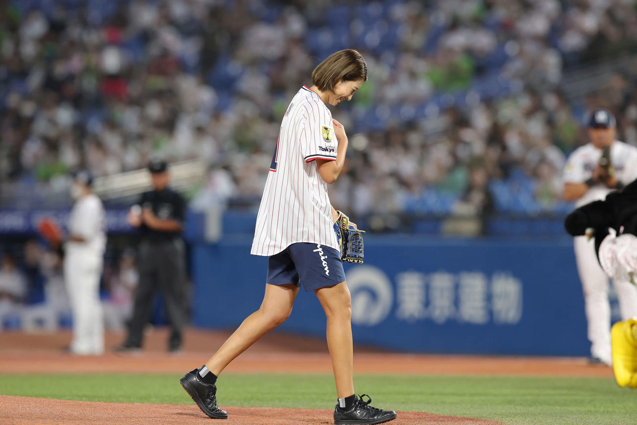 クルト対広島　始球式終えた元バレーボール女子日本代表の狩野舞子さん（撮影・井上学）